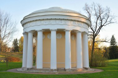 Tapınak dostluk içinde Pavlovsk bahar akşam, St.Petersburg, Rusya yakın.