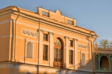 Pavlovsk sarayda güneşli bahar akşam, St.Petersburg, Rusya yakın.