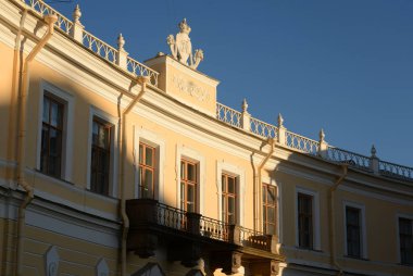 Pavlovsk sarayda güneşli bahar akşam, St.Petersburg, Rusya yakın.