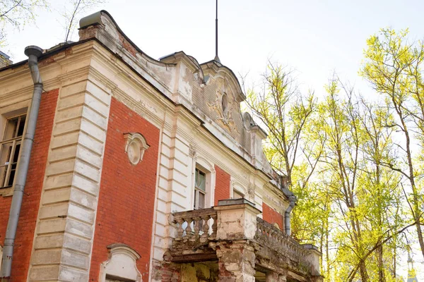 Antiguo Palacio Abandonado Pavlovsk Soleado Día Primavera Cerca San Petersburgo — Foto de Stock