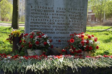 St.Petersburg, Rusya Federasyonu - 11 Mayıs 2018: İkinci Dünya Savaşı'Ribatskoe güneşli bir bahar günü, Anıtı.
