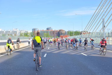 St.Petersburg, Rusya Federasyonu - 27 Mayıs 2018: St.Petersburg merkezi sokakta Bisiklete binmek.