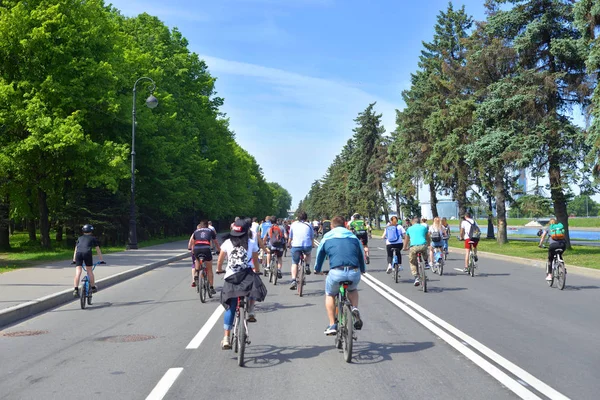 Петербург Россия Мая 2018 Прогулка Велосипеде Улице Крестовском Острове Санкт — стоковое фото