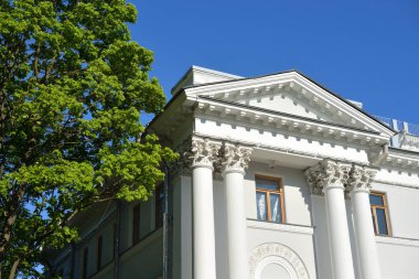 Elagin Sarayı'nın cephesinin bir parçası St. Petersburg'da bir yazlık imparatorluk sarayıdır..