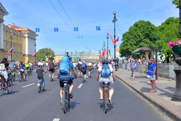 俄罗斯圣彼得堡 2018年5月27日 在圣彼得堡中心的街道上骑自行车 — 图库照片