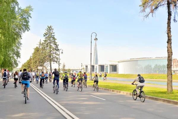 Petersburg Rusia Mayo 2018 Paseo Bicicleta Por Calle Isla Krestovsky —  Fotos de Stock