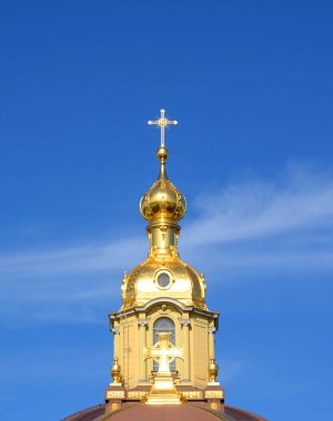 Peter ve Paul Katedrali üzerinde mavi gökyüzü arka planda St.Petersburg, Rusya Federasyonu.