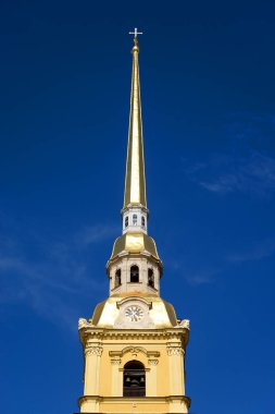 Peter ve Paul Katedrali üzerinde mavi gökyüzü arka planda St.Petersburg, Rusya Federasyonu.