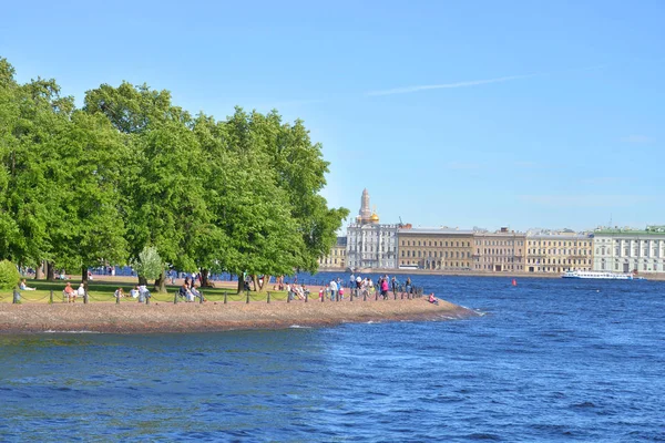 俄罗斯圣彼得堡 2018年6月3日 圣彼得堡市中心的涅瓦河景观 皇宫堤防和黑尔岛的堤防 — 图库照片