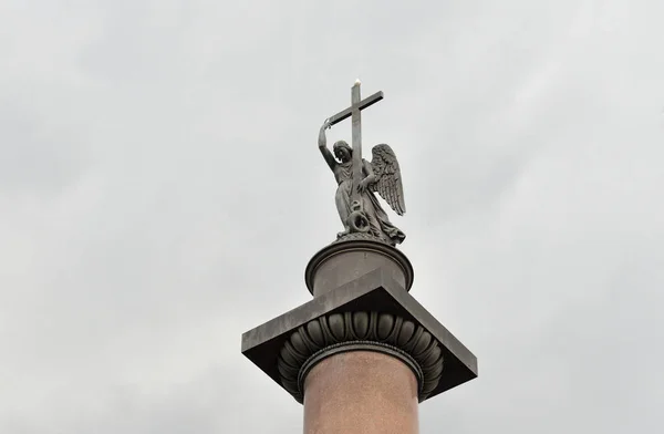 亚历山大专栏在云彩天空背景在圣彼得堡 — 图库照片