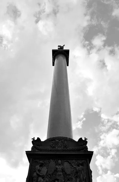 亚历山大专栏在云彩天空背景在圣彼得堡 黑白相间 — 图库照片