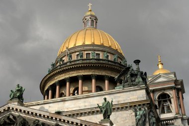 St. Isaac Katedrali'nde bulut gün Saint Petersburg, Rusya.