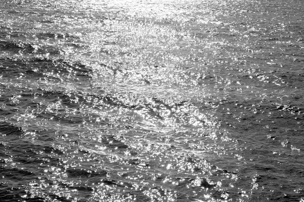Wasser Hintergrund Einem Sonnigen Tag Schwarz Weiß — Stockfoto