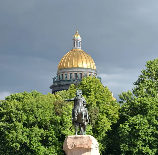 圣艾萨克大教堂的看法在圣彼得堡 俄罗斯的青铜骑士 — 图库照片