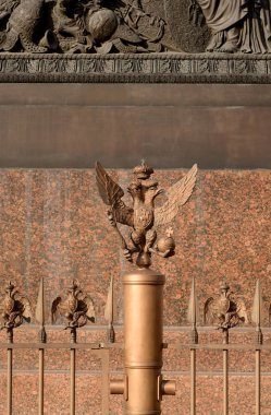 Metalik çift başlı kartal, Rus İmparatorluk sembolü Palace Square, St. Petersburg, Rusya Federasyonu.