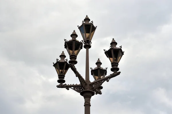 Lampy Uliczne Starym Stylu Tle Niebo Chmura Sankt Petersburgu Rosja — Zdjęcie stockowe