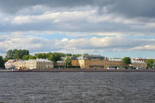 Menshikov Palace Uniwersytecie Nabrzeże Rzeki Newy Sankt Petersburgu Rosja — Zdjęcie stockowe