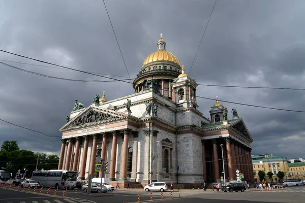 Petersburg Venäjä Kesäkuuta 2018 Saint Isaacin Katedraali Pilvipäivänä Pietarissa — kuvapankkivalokuva