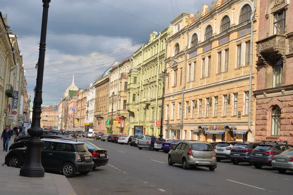圣彼得堡 俄罗斯 2018年6月12日 Bolshaya Morskaya 街的看法 如果圣彼得堡在夏季的一天 在1917年革命之前 城市的主要时髦的街道之一 — 图库照片