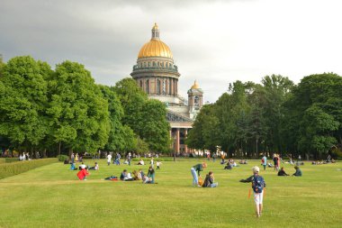 St.Petersburg, Rusya Federasyonu - 12 Haziran 2018: Saint Isaac Katedrali ve bulut gün Alexander Garden'da Saint Petersburg.