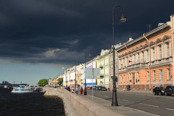 СТ.ПЕТЕРБУРГ, РОССИЯ - 12 ИЮНЯ 2018: Английская набережная в историческом центре Санкт-Петербурга, вдоль левого берега Великой Невы
.