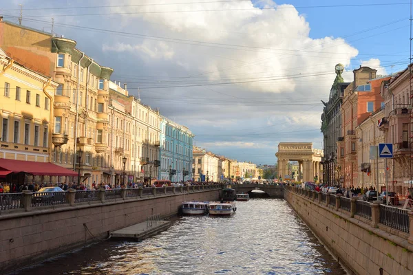 St.Petersburg, Rusya Federasyonu - 12 Haziran 2018: The Griboyedov Canal St. Petersburg Merkezi.