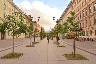 St.Petersburg, Rusya Federasyonu - 12 Haziran 2018: Malaya Konyushennaya Street - bir sokak içinde merkez ilçesi St. Petersburg. Nevsky Prospekt'e İsveçli şeritli gelen geçer.