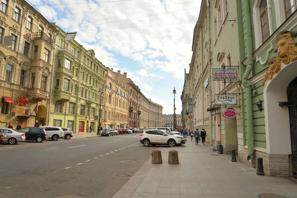 圣彼得堡 俄罗斯 2018年6月12日 Bolshaya Morskaya 街的看法 如果圣彼得堡在夏季的一天 在1917年革命之前 城市的主要时髦的街道之一 — 图库照片