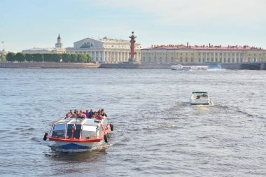 St.Petersburg, Rusya Federasyonu - 3 Haziran 2018: ok Vasilievsky Adası ve Neva Nehri'nin görünümünü.