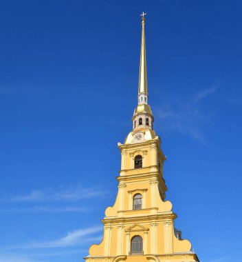 Peter ve Paul Katedrali üzerinde mavi gökyüzü arka planda St.Petersburg, Rusya Federasyonu.
