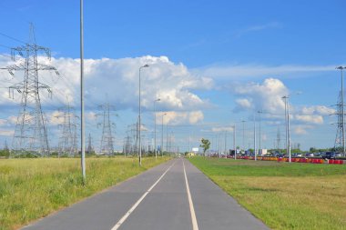 Bisiklet yolu yaz güneşli gün eteklerinde St.Petersburg, Rusya Federasyonu.