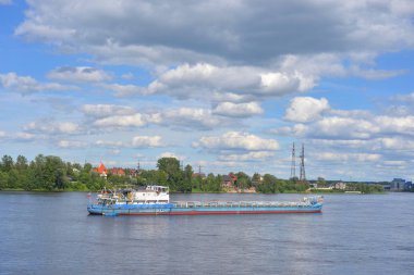 Kargo gemisi Neva nehrinde St.Petersburg eteklerinde yaz gün, Rusya Federasyonu.