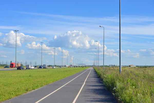 Bisiklet Yolu Yaz Güneşli Gün Eteklerinde Petersburg Rusya Federasyonu — Stok fotoğraf