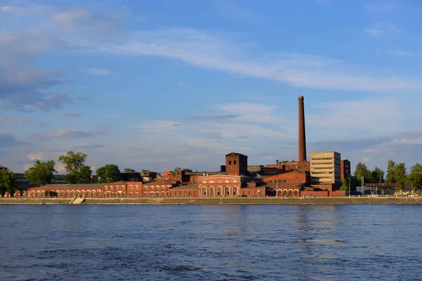 Den Gamla Fabriken Byggnad Vid Stranden Floden Neva Petersburg Kvällen — Stockfoto