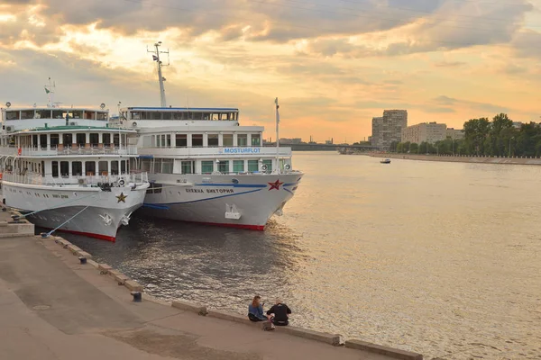 Petersburg Ryssland Juni 2018 Floden Kryssningsfartyg Vid Bryggan Vid Solnedgången — Stockfoto