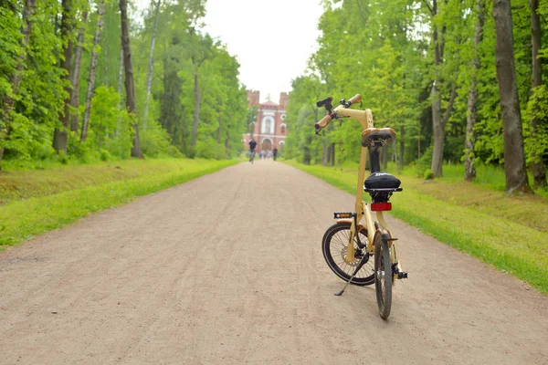 Петербург Россия Июня 2018 Велосипед Strida Дороге Парке Strida Складывающийся — стоковое фото