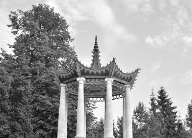 Pavilion Tsarskoye Tsarskoe Selo, St.Petersburg, Rusya'nın Alexander parkta büyük heves. Siyah ve beyaz.