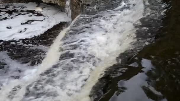 Малый Водопад Облачный Летний День Россия — стоковое видео