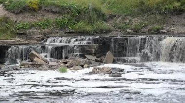 Küçük şelale, bulut yaz günü, Rusya Federasyonu.