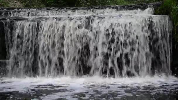 Kleiner Wasserfall Bei Bewölktem Sommertag Russland — Stockvideo