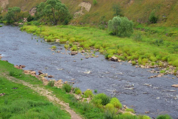 Bulut yaz gün, Leningrad Region, Rusya Federasyonu, Tosna Nehri'nin görünümü.