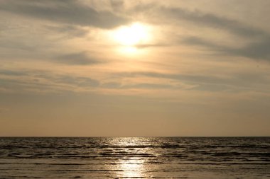 Baltık Denizi, Finlandiya Körfezi üzerinde bulut günbatımı.