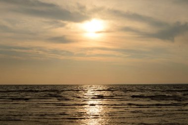 Baltık Denizi, Finlandiya Körfezi üzerinde bulut günbatımı.