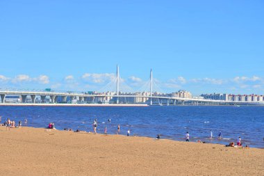 St.Petersburg, Rusya Federasyonu - 8 Ağustos 2018: Western yüksek hız çapı ve plaj oncoast Finlandiya Körfezi, güneşli yaz günü, Saint Petersburg.