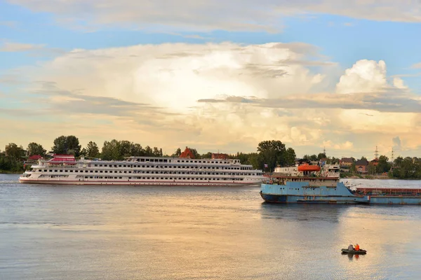 Petersburg Russia August 2018 Cruise Cargo Ships River Neva Outskirts — Stock Photo, Image