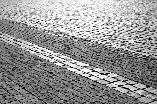 Calçada Cobblestone Feita Pequenas Pedras Dia Ensolarado Preto Branco — Fotografia de Stock