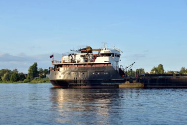 Kargo gemisi Neva nehrinde St.Petersburg eteklerinde güneşli yaz gün, Rusya Federasyonu.