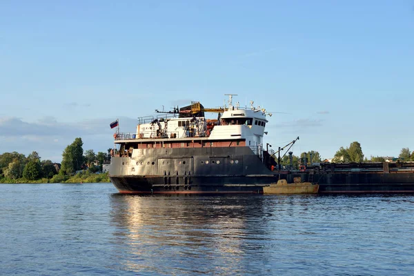 Φορτηγό Πλοίο Στον Ποταμό Νέβα Περίχωρα Της Αγίας Πετρούπολης Στην — Φωτογραφία Αρχείου