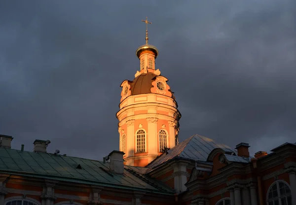 亚历山大涅夫斯基亚历山大涅夫斯基在日落 古修道院以巴洛克式的样式在圣彼得堡的中心 — 图库照片