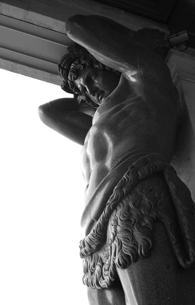 雕塑亚特兰大 新在俄罗斯圣彼得堡的冬宫 黑色和白色 — 图库照片